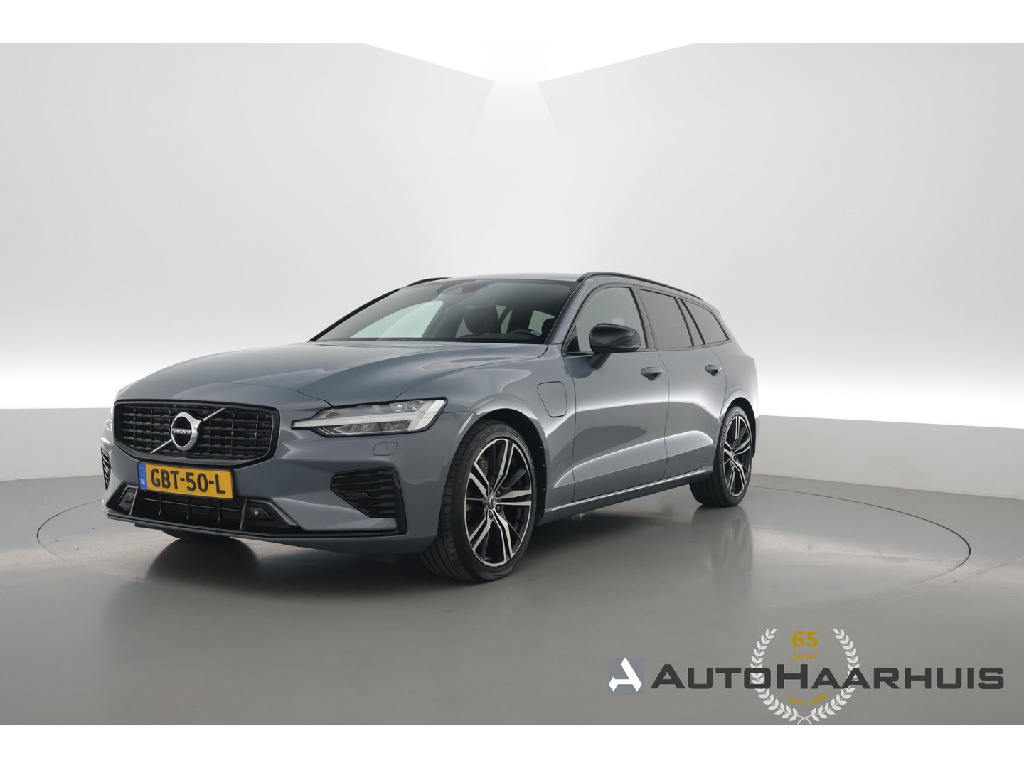 Volvo V60 T8 Recharge AWD R-Design | SOH 97,4% | Memory Seats | Elek. Trekhaak | Pilot Assist | Stoel- Stuurverw. | H&K Audio | Camera + PDC |