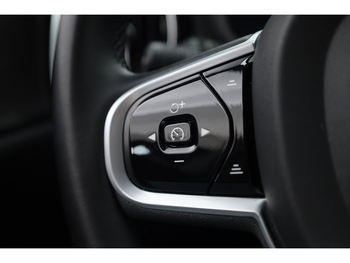 Volvo V60 T8 Recharge AWD R-Design | SOH 97,4% | Memory Seats | Elek. Trekhaak | Pilot Assist | Stoel- Stuurverw. | H&K Audio | Camera + PDC |
