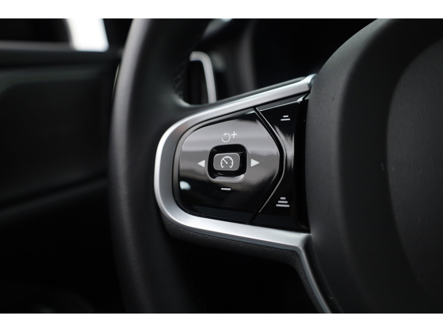 Volvo V60 T8 Recharge AWD R-Design | SOH 97,4% | Memory Seats | Elek. Trekhaak | Pilot Assist | Stoel- Stuurverw. | H&K Audio | Camera + PDC |