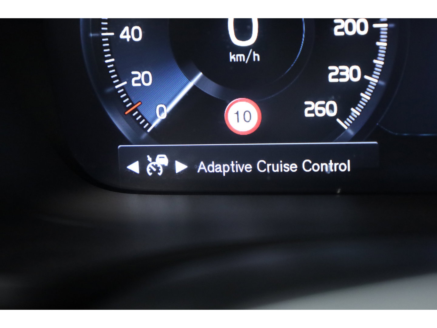 Volvo V60 T8 Recharge AWD R-Design | SOH 97,4% | Memory Seats | Elek. Trekhaak | Pilot Assist | Stoel- Stuurverw. | H&K Audio | Camera + PDC |