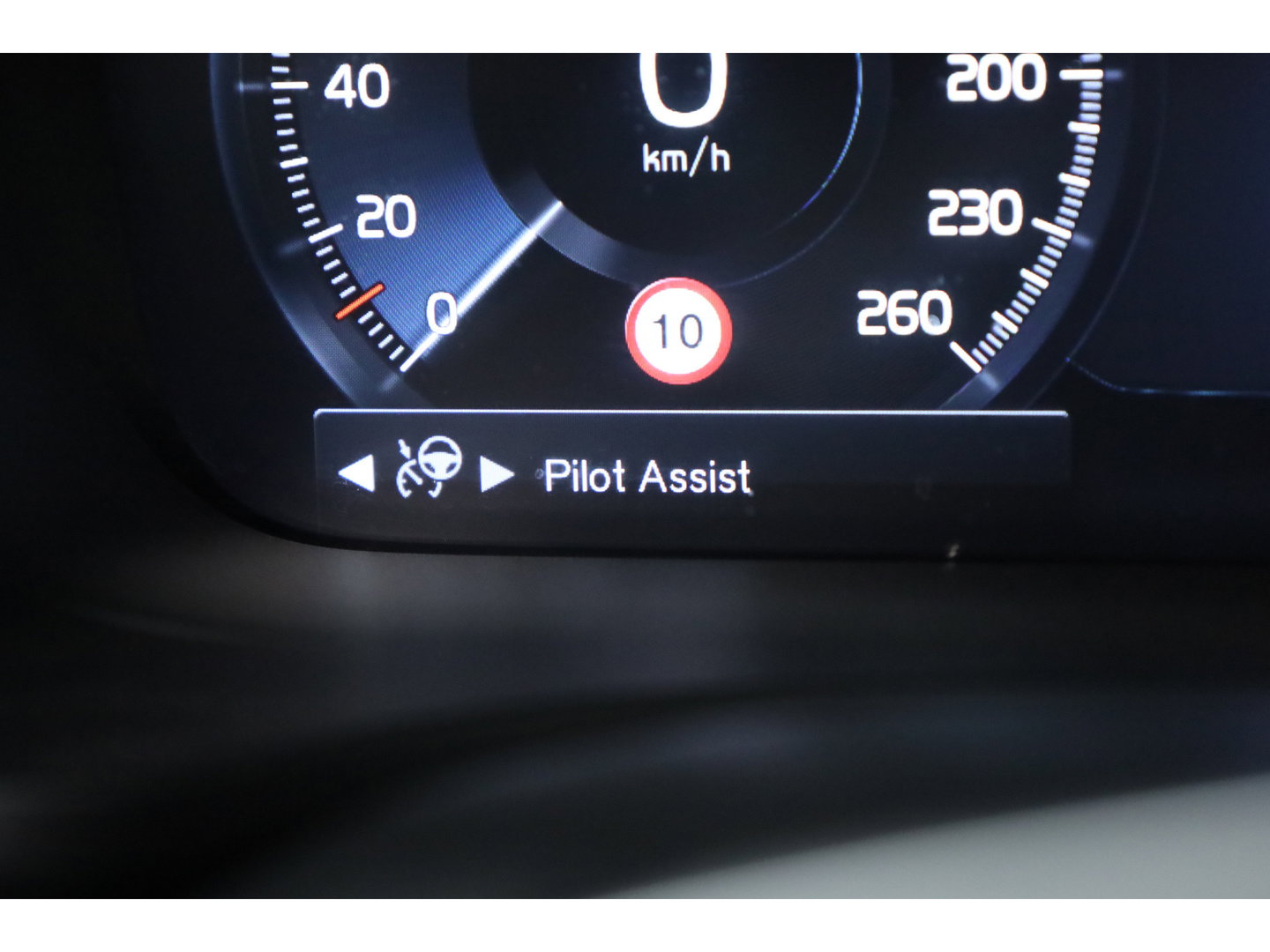 Volvo V60 T8 Recharge AWD R-Design | SOH 97,4% | Memory Seats | Elek. Trekhaak | Pilot Assist | Stoel- Stuurverw. | H&K Audio | Camera + PDC |