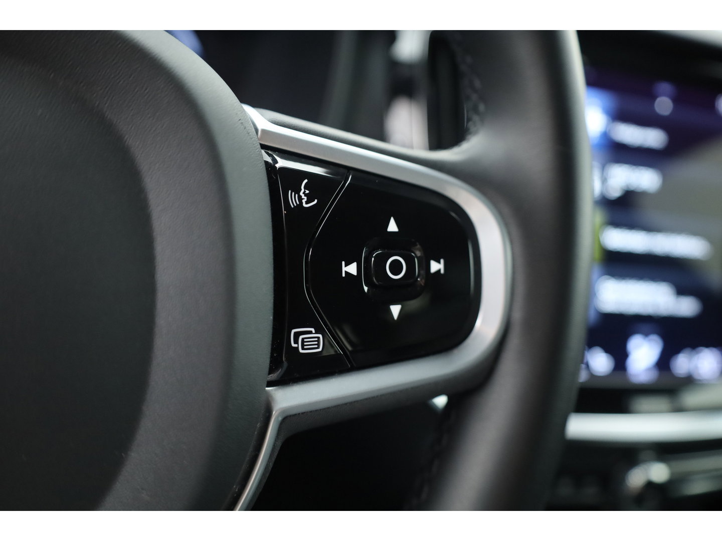 Volvo V60 T8 Recharge AWD R-Design | SOH 97,4% | Memory Seats | Elek. Trekhaak | Pilot Assist | Stoel- Stuurverw. | H&K Audio | Camera + PDC |