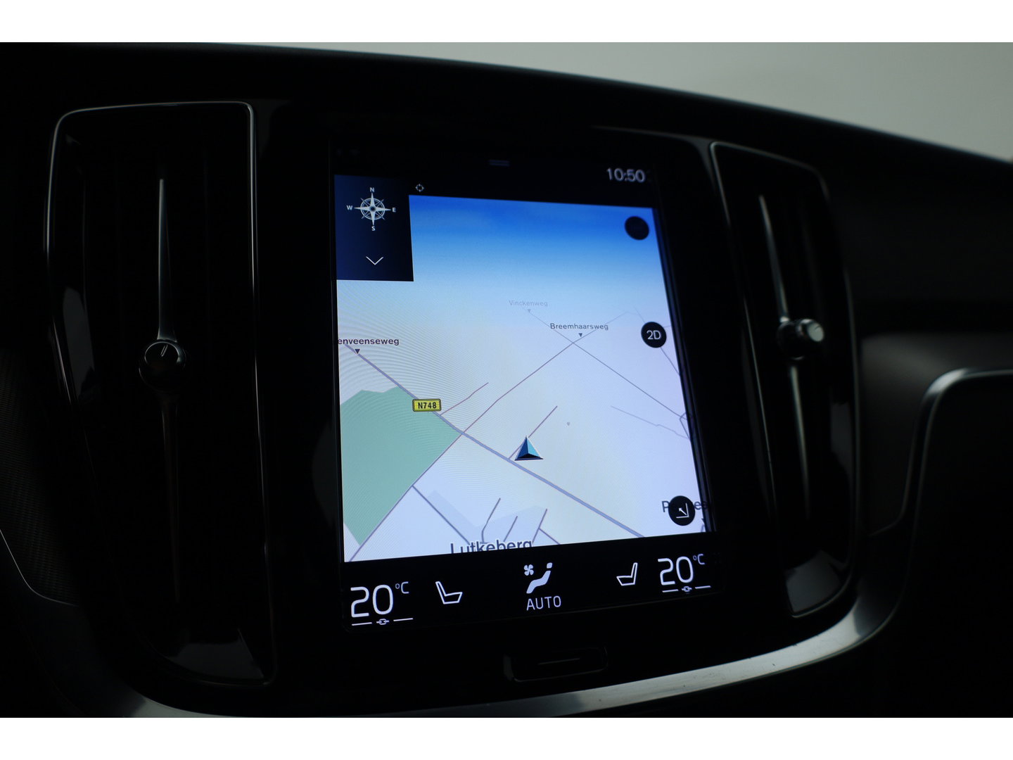 Volvo V60 T8 Recharge AWD R-Design | SOH 97,4% | Memory Seats | Elek. Trekhaak | Pilot Assist | Stoel- Stuurverw. | H&K Audio | Camera + PDC |