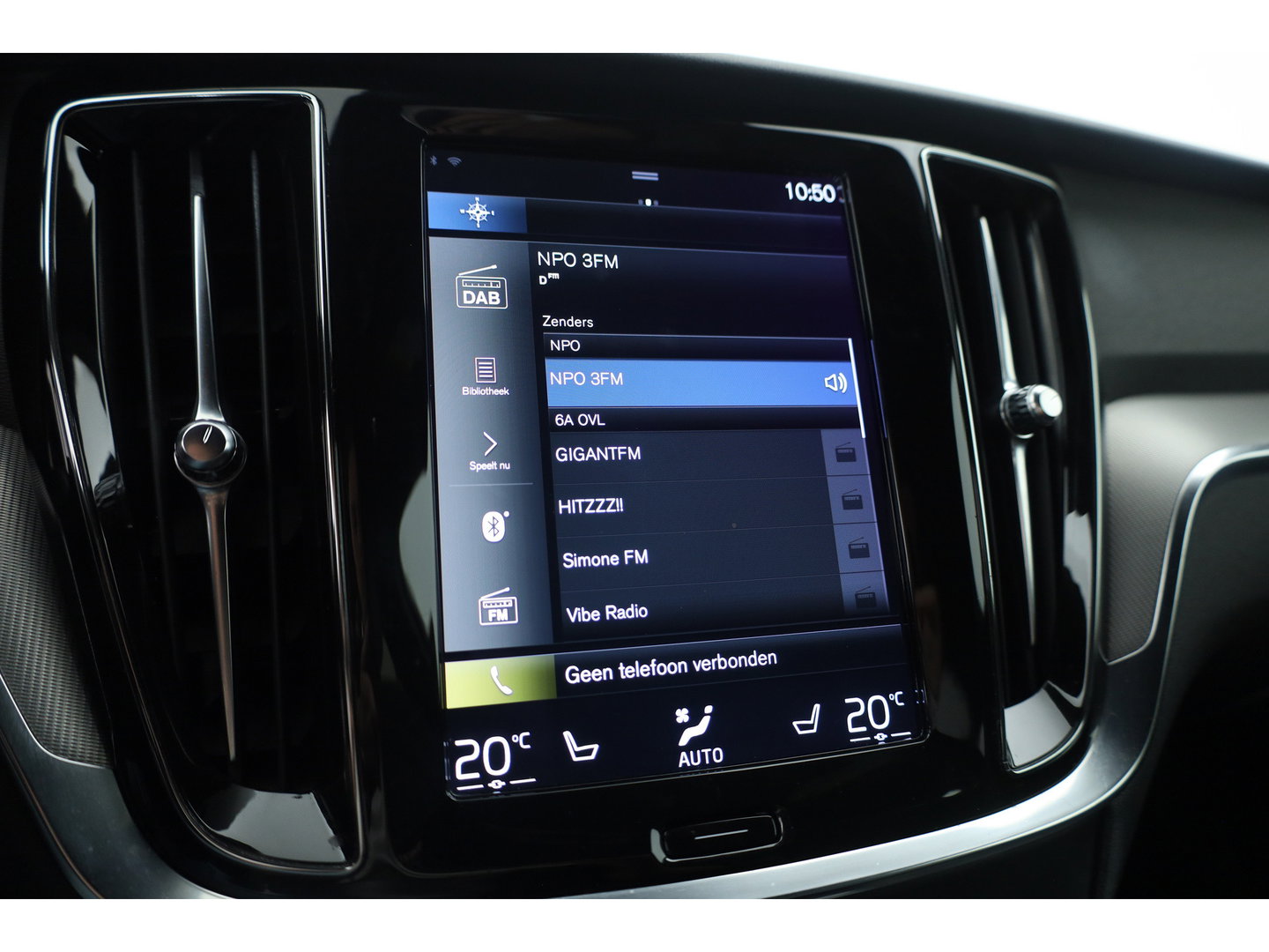 Volvo V60 T8 Recharge AWD R-Design | SOH 97,4% | Memory Seats | Elek. Trekhaak | Pilot Assist | Stoel- Stuurverw. | H&K Audio | Camera + PDC |