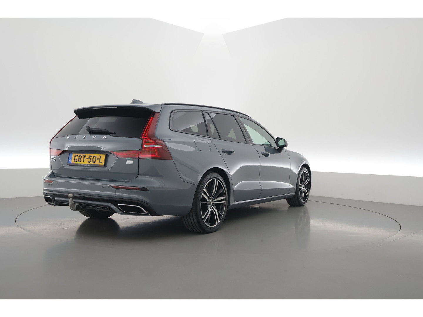 Volvo V60 T8 Recharge AWD R-Design | SOH 97,4% | Memory Seats | Elek. Trekhaak | Pilot Assist | Stoel- Stuurverw. | H&K Audio | Camera + PDC |