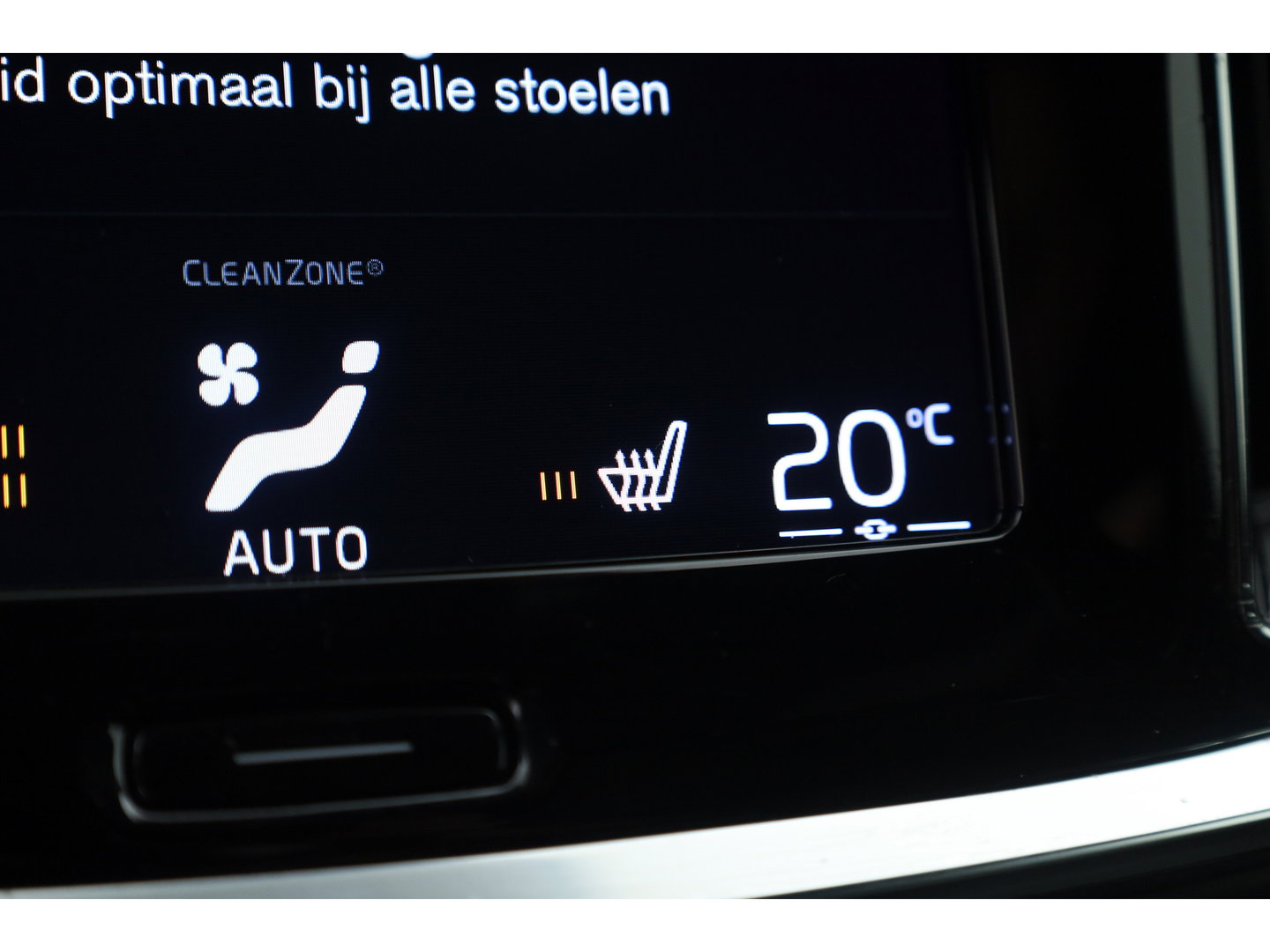 Volvo V60 T8 Recharge AWD R-Design | SOH 97,4% | Memory Seats | Elek. Trekhaak | Pilot Assist | Stoel- Stuurverw. | H&K Audio | Camera + PDC |