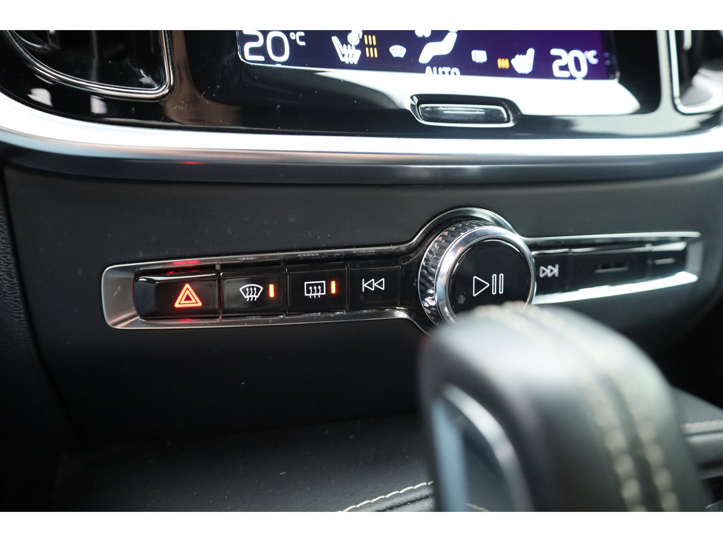 Volvo V60 T8 Recharge AWD R-Design | SOH 97,4% | Memory Seats | Elek. Trekhaak | Pilot Assist | Stoel- Stuurverw. | H&K Audio | Camera + PDC |