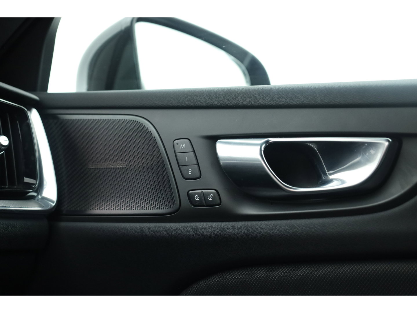 Volvo V60 T8 Recharge AWD R-Design | SOH 97,4% | Memory Seats | Elek. Trekhaak | Pilot Assist | Stoel- Stuurverw. | H&K Audio | Camera + PDC |
