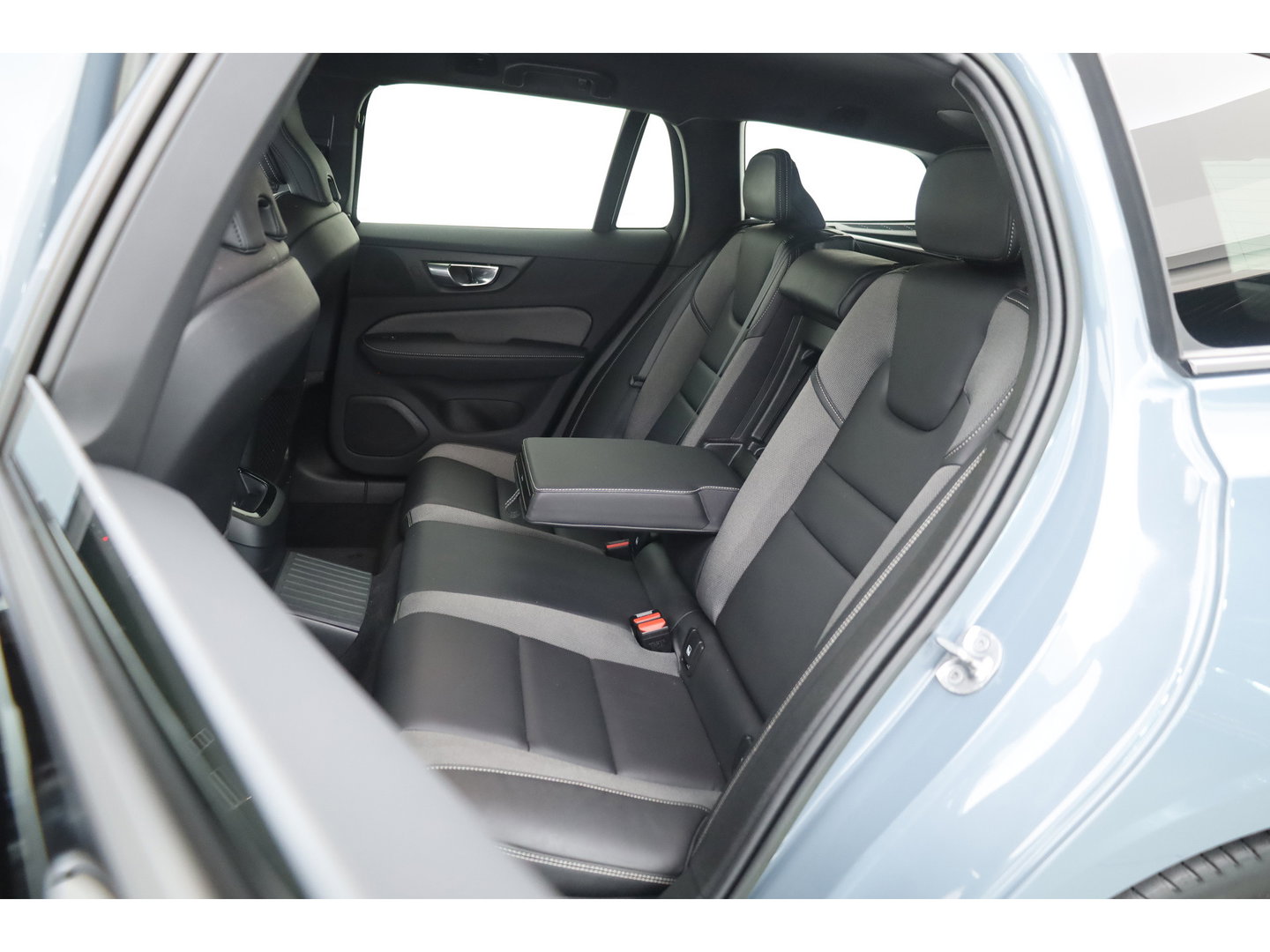 Volvo V60 T8 Recharge AWD R-Design | SOH 97,4% | Memory Seats | Elek. Trekhaak | Pilot Assist | Stoel- Stuurverw. | H&K Audio | Camera + PDC |