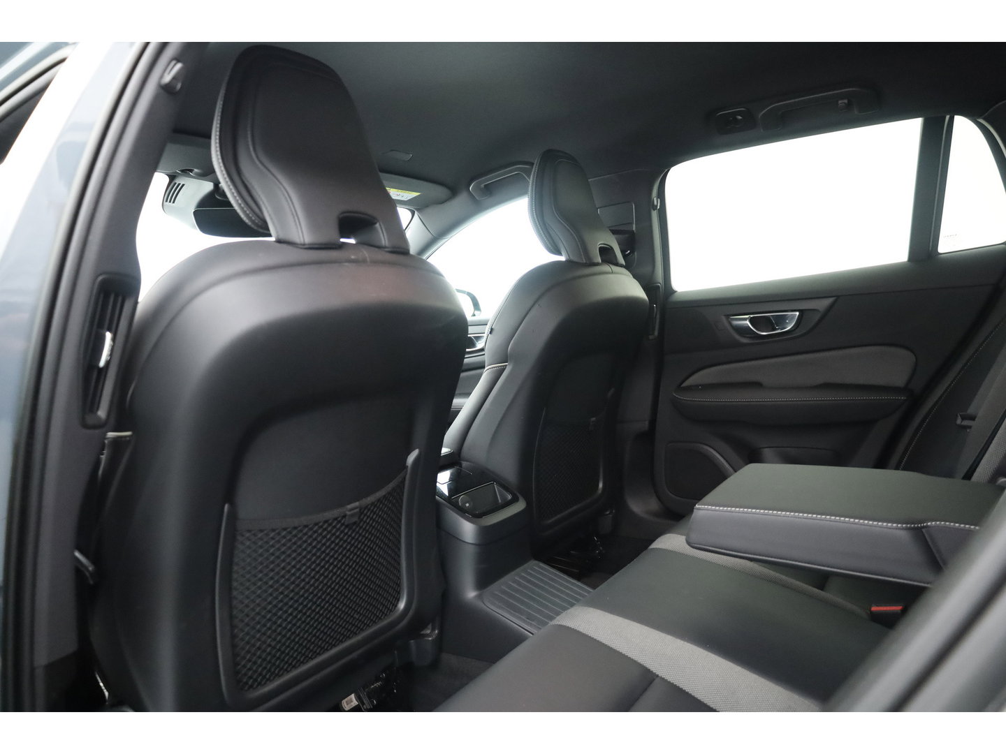 Volvo V60 T8 Recharge AWD R-Design | SOH 97,4% | Memory Seats | Elek. Trekhaak | Pilot Assist | Stoel- Stuurverw. | H&K Audio | Camera + PDC |