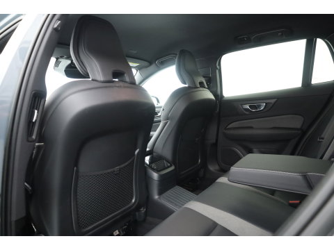 Volvo V60 T8 Recharge AWD R-Design | SOH 97,4% | Memory Seats | Elek. Trekhaak | Pilot Assist | Stoel- Stuurverw. | H&K Audio | Camera + PDC |