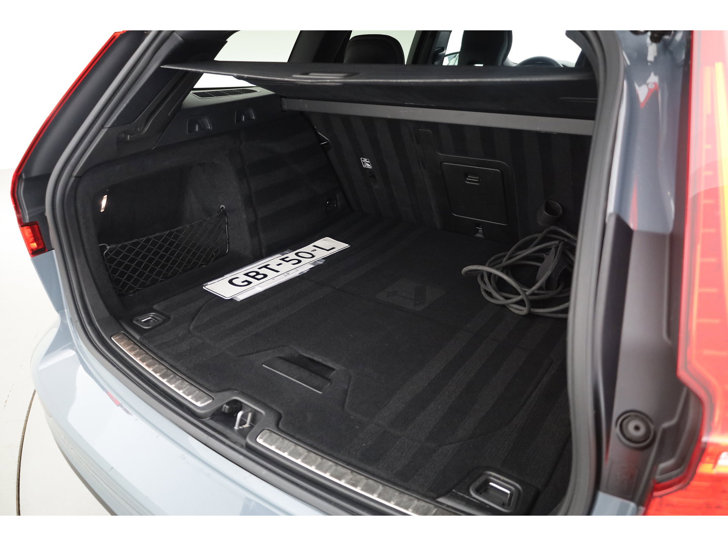 Volvo V60 T8 Recharge AWD R-Design | SOH 97,4% | Memory Seats | Elek. Trekhaak | Pilot Assist | Stoel- Stuurverw. | H&K Audio | Camera + PDC |