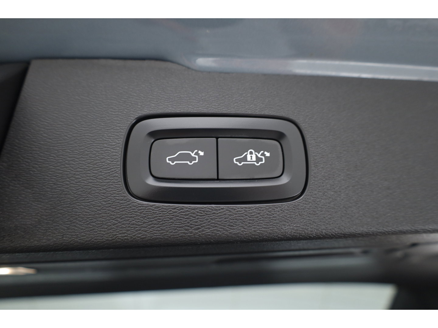 Volvo V60 T8 Recharge AWD R-Design | SOH 97,4% | Memory Seats | Elek. Trekhaak | Pilot Assist | Stoel- Stuurverw. | H&K Audio | Camera + PDC |