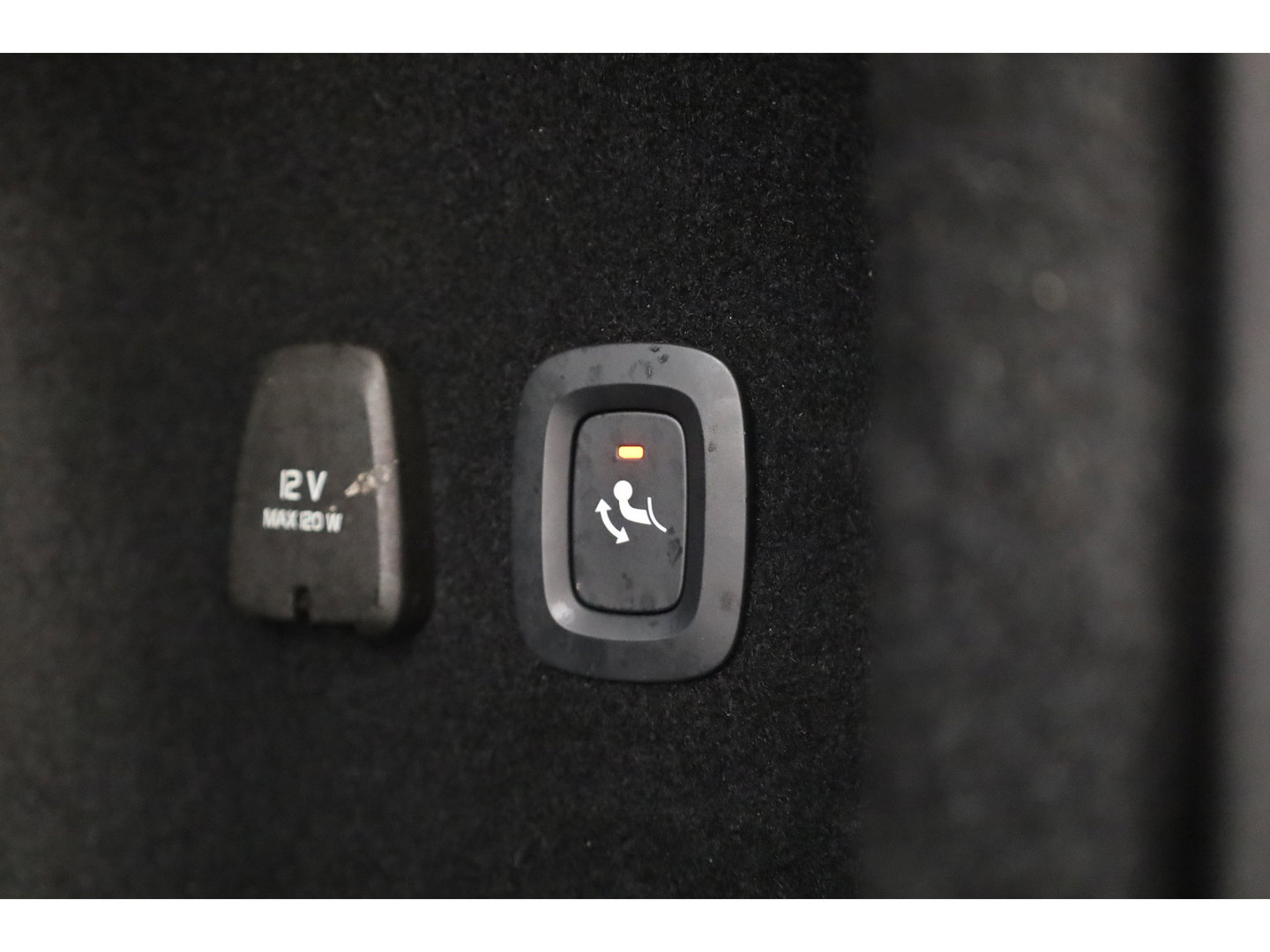 Volvo V60 T8 Recharge AWD R-Design | SOH 97,4% | Memory Seats | Elek. Trekhaak | Pilot Assist | Stoel- Stuurverw. | H&K Audio | Camera + PDC |