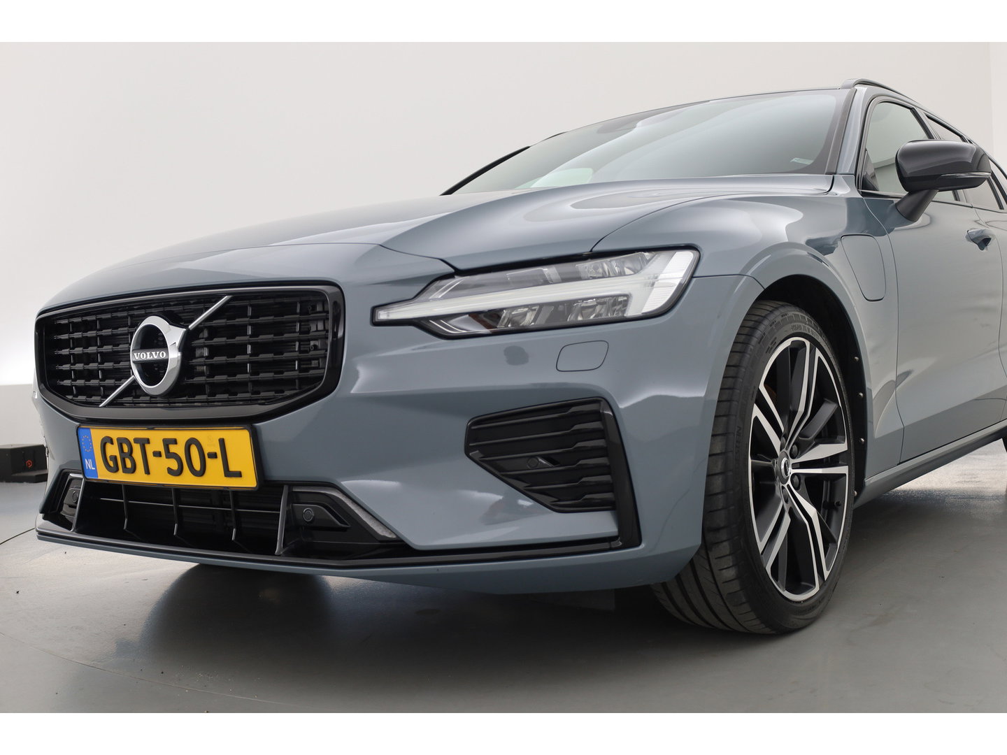 Volvo V60 T8 Recharge AWD R-Design | SOH 97,4% | Memory Seats | Elek. Trekhaak | Pilot Assist | Stoel- Stuurverw. | H&K Audio | Camera + PDC |