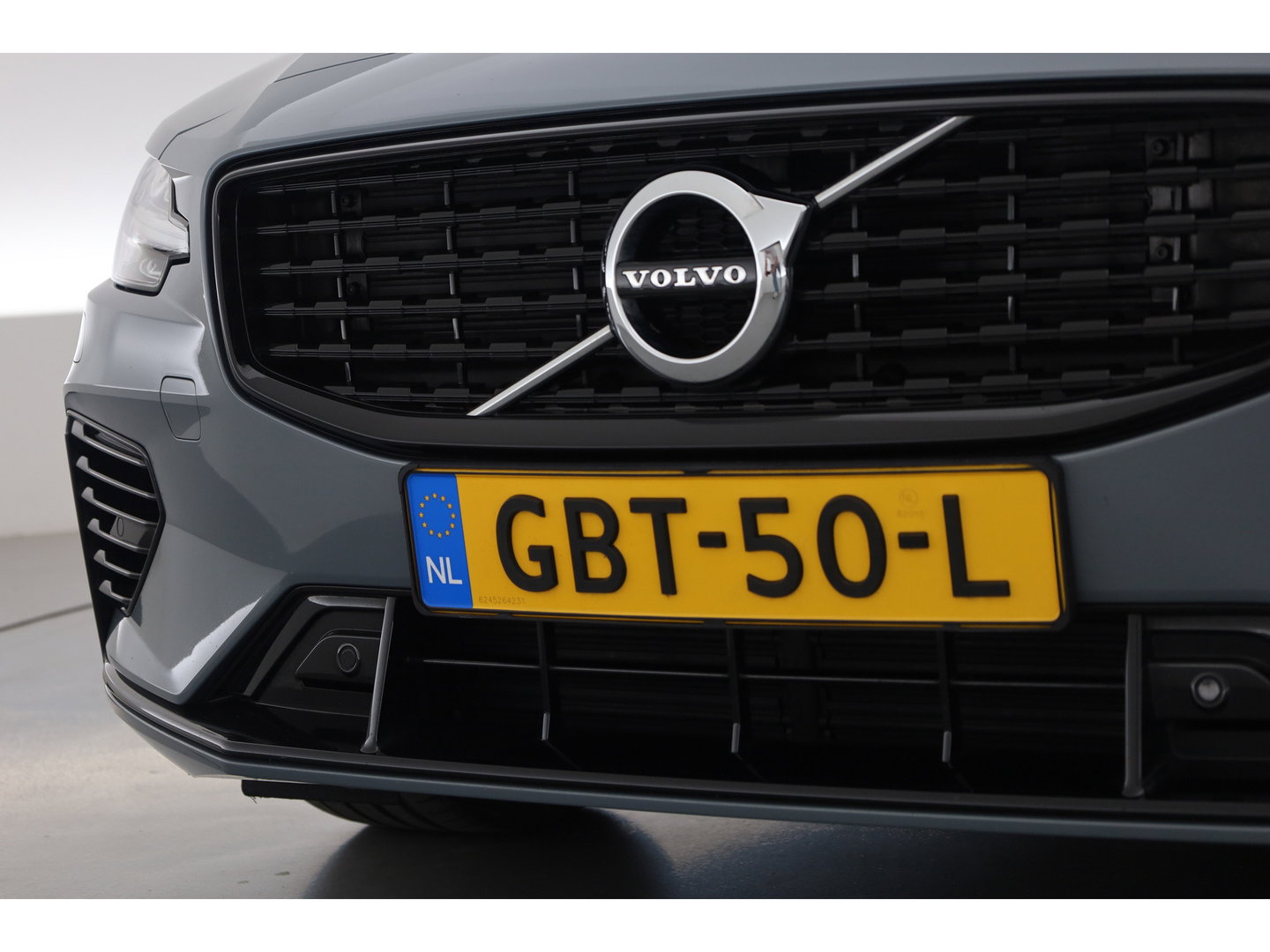 Volvo V60 T8 Recharge AWD R-Design | SOH 97,4% | Memory Seats | Elek. Trekhaak | Pilot Assist | Stoel- Stuurverw. | H&K Audio | Camera + PDC |