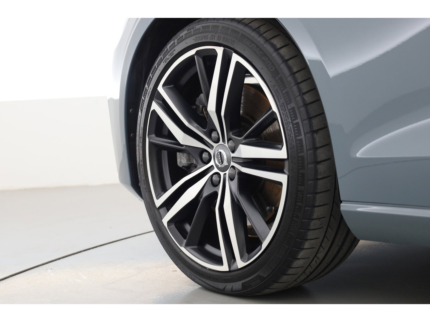 Volvo V60 T8 Recharge AWD R-Design | SOH 97,4% | Memory Seats | Elek. Trekhaak | Pilot Assist | Stoel- Stuurverw. | H&K Audio | Camera + PDC |