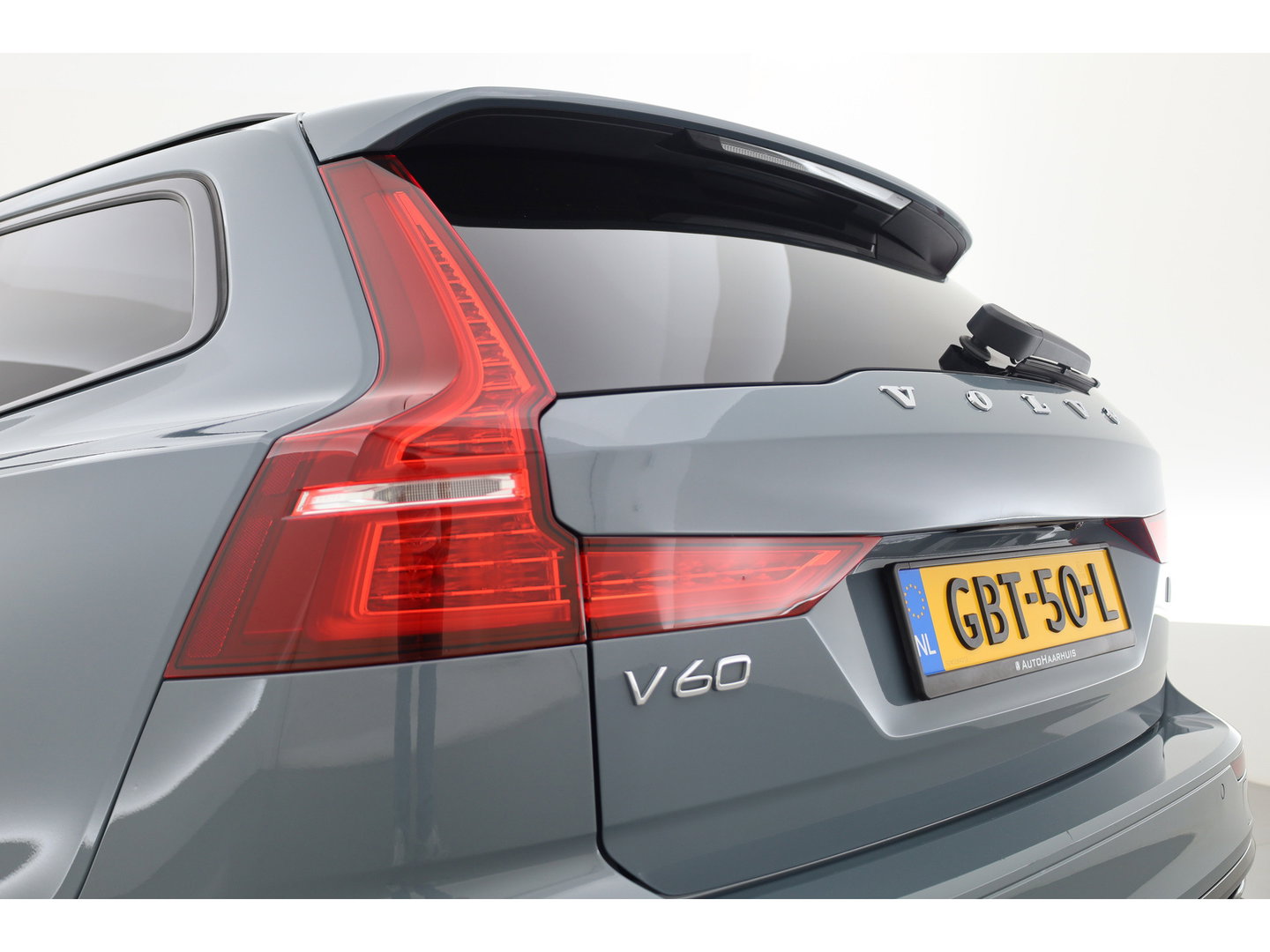 Volvo V60 T8 Recharge AWD R-Design | SOH 97,4% | Memory Seats | Elek. Trekhaak | Pilot Assist | Stoel- Stuurverw. | H&K Audio | Camera + PDC |