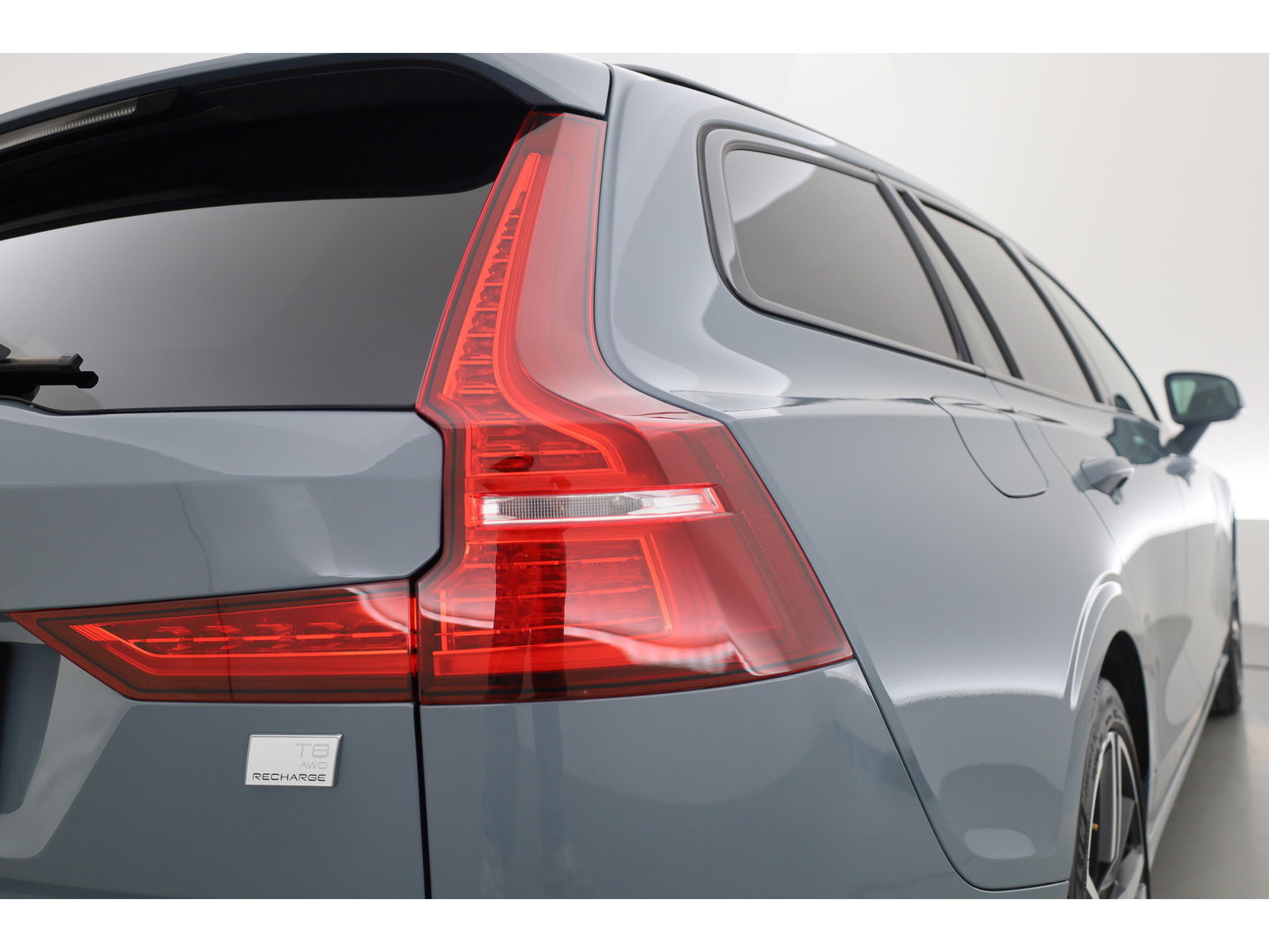Volvo V60 T8 Recharge AWD R-Design | SOH 97,4% | Memory Seats | Elek. Trekhaak | Pilot Assist | Stoel- Stuurverw. | H&K Audio | Camera + PDC |