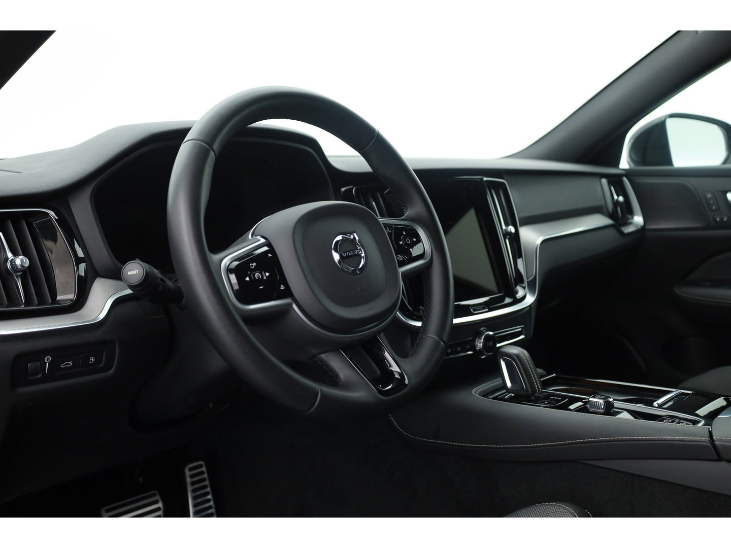 Volvo V60 T8 Recharge AWD R-Design | SOH 97,4% | Memory Seats | Elek. Trekhaak | Pilot Assist | Stoel- Stuurverw. | H&K Audio | Camera + PDC |