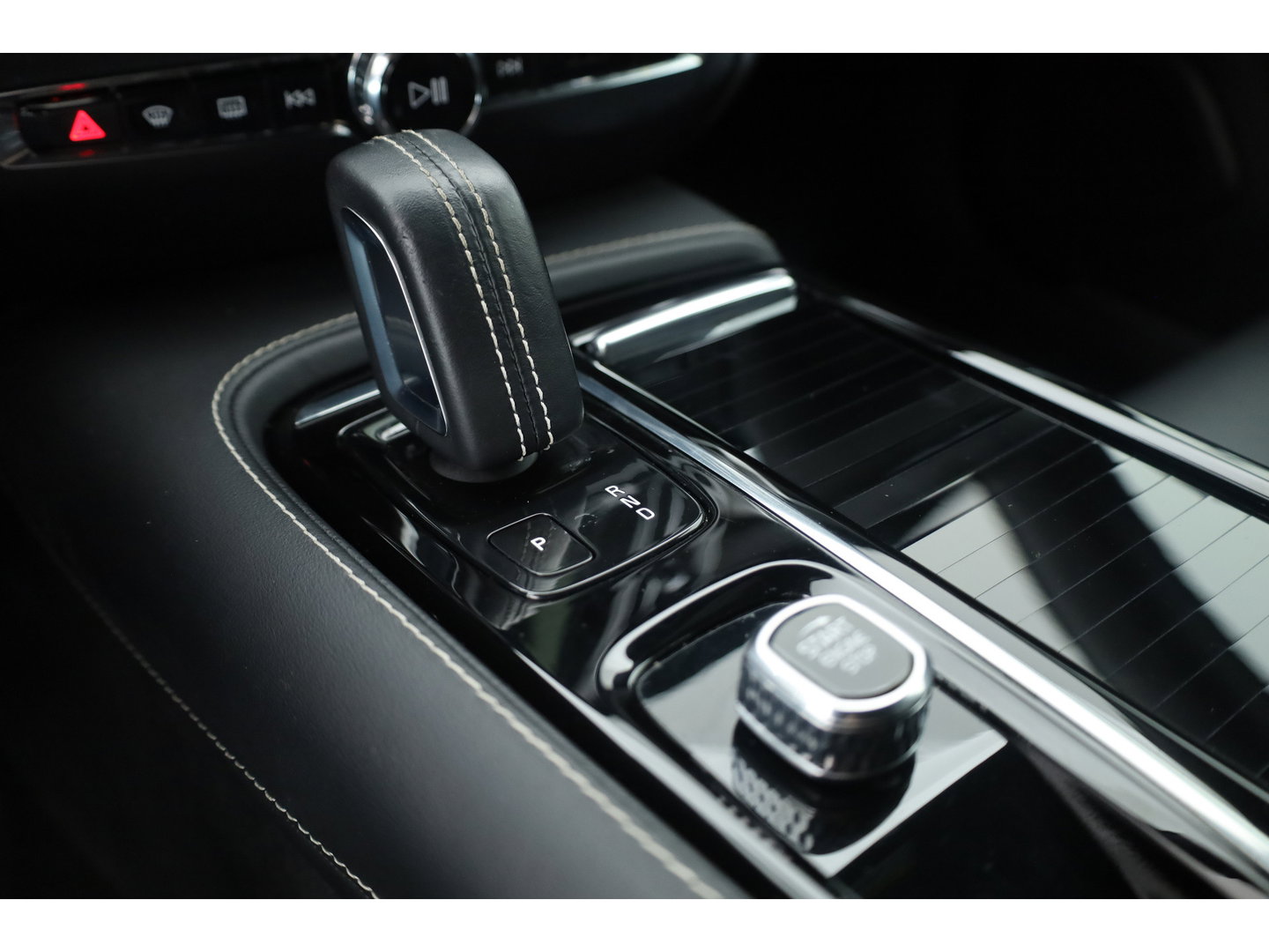Volvo V60 T8 Recharge AWD R-Design | SOH 97,4% | Memory Seats | Elek. Trekhaak | Pilot Assist | Stoel- Stuurverw. | H&K Audio | Camera + PDC |