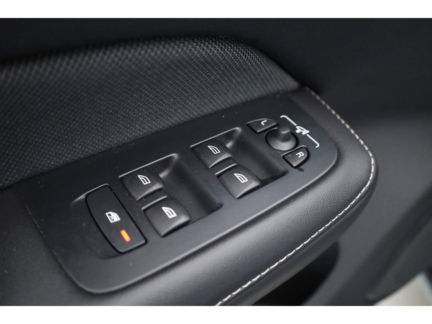 Volvo V60 T8 Recharge AWD R-Design | SOH 97,4% | Memory Seats | Elek. Trekhaak | Pilot Assist | Stoel- Stuurverw. | H&K Audio | Camera + PDC |
