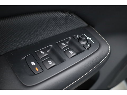 Volvo V60 T8 Recharge AWD R-Design | SOH 97,4% | Memory Seats | Elek. Trekhaak | Pilot Assist | Stoel- Stuurverw. | H&K Audio | Camera + PDC |