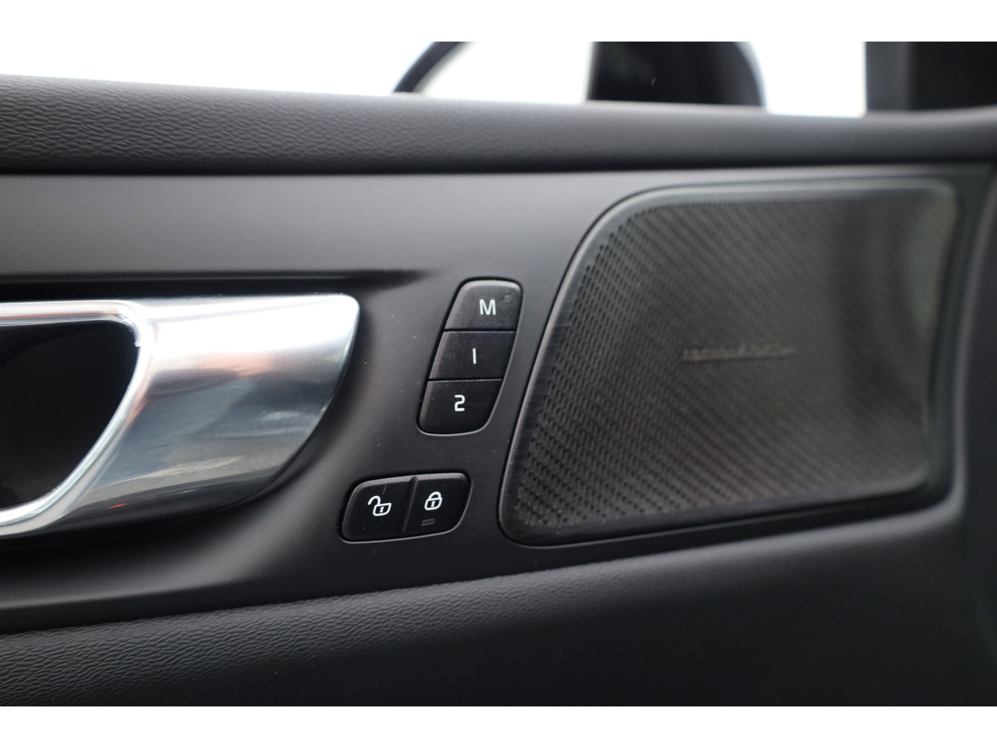 Volvo V60 T8 Recharge AWD R-Design | SOH 97,4% | Memory Seats | Elek. Trekhaak | Pilot Assist | Stoel- Stuurverw. | H&K Audio | Camera + PDC |