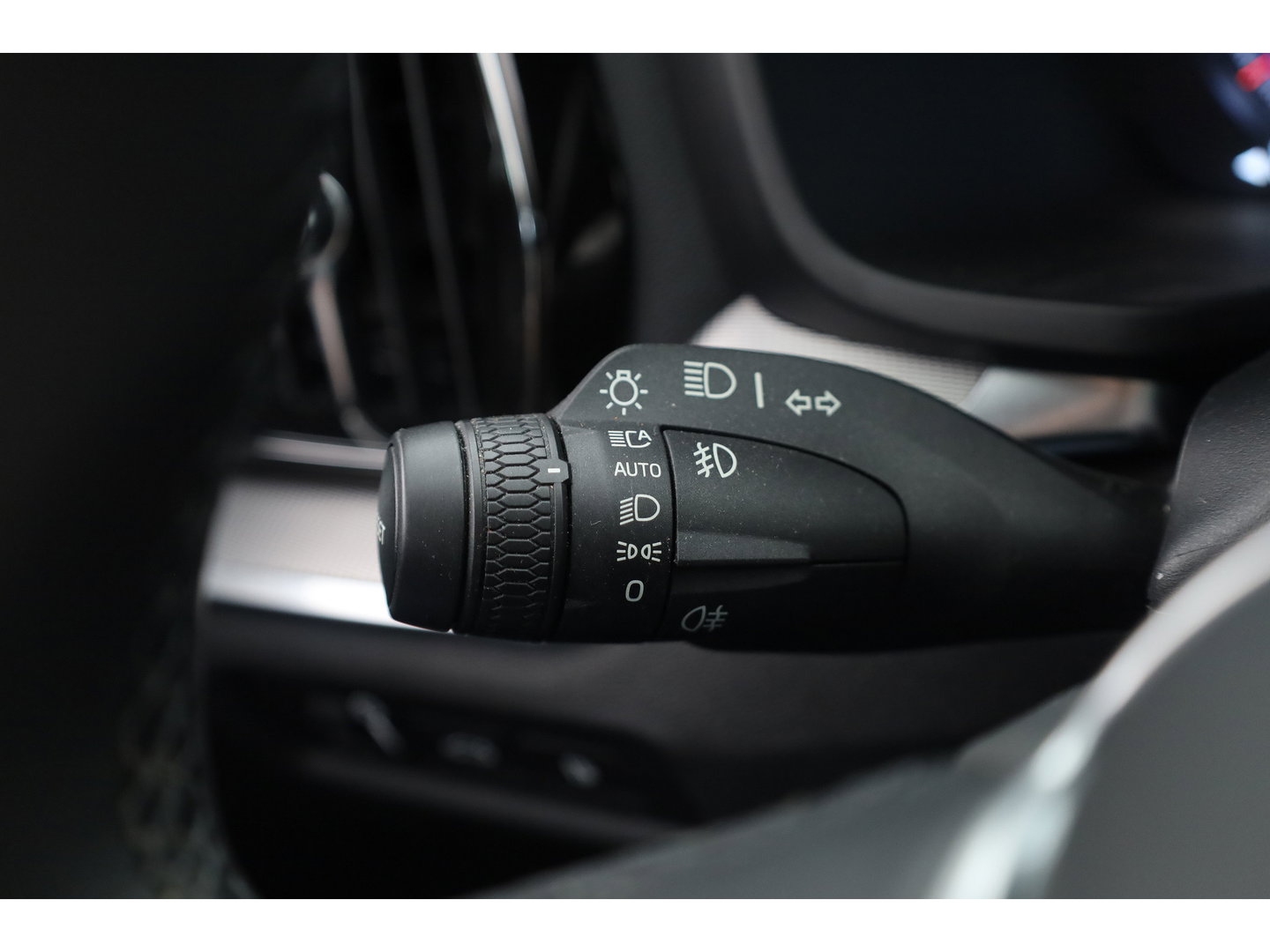 Volvo V60 T8 Recharge AWD R-Design | SOH 97,4% | Memory Seats | Elek. Trekhaak | Pilot Assist | Stoel- Stuurverw. | H&K Audio | Camera + PDC |