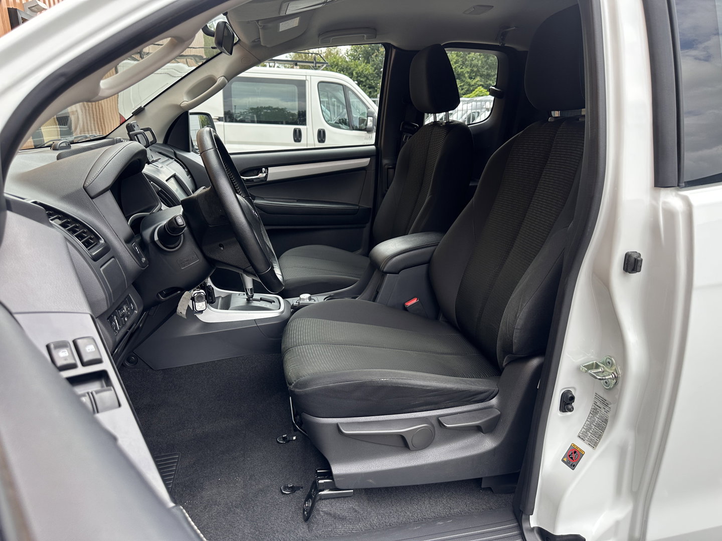 Isuzu D-max 1.9 Extended Cab LS | 4x4 | 3500 Kg trekken | Airconditioning | Cruise control | DAB+ | Trekhaak |
