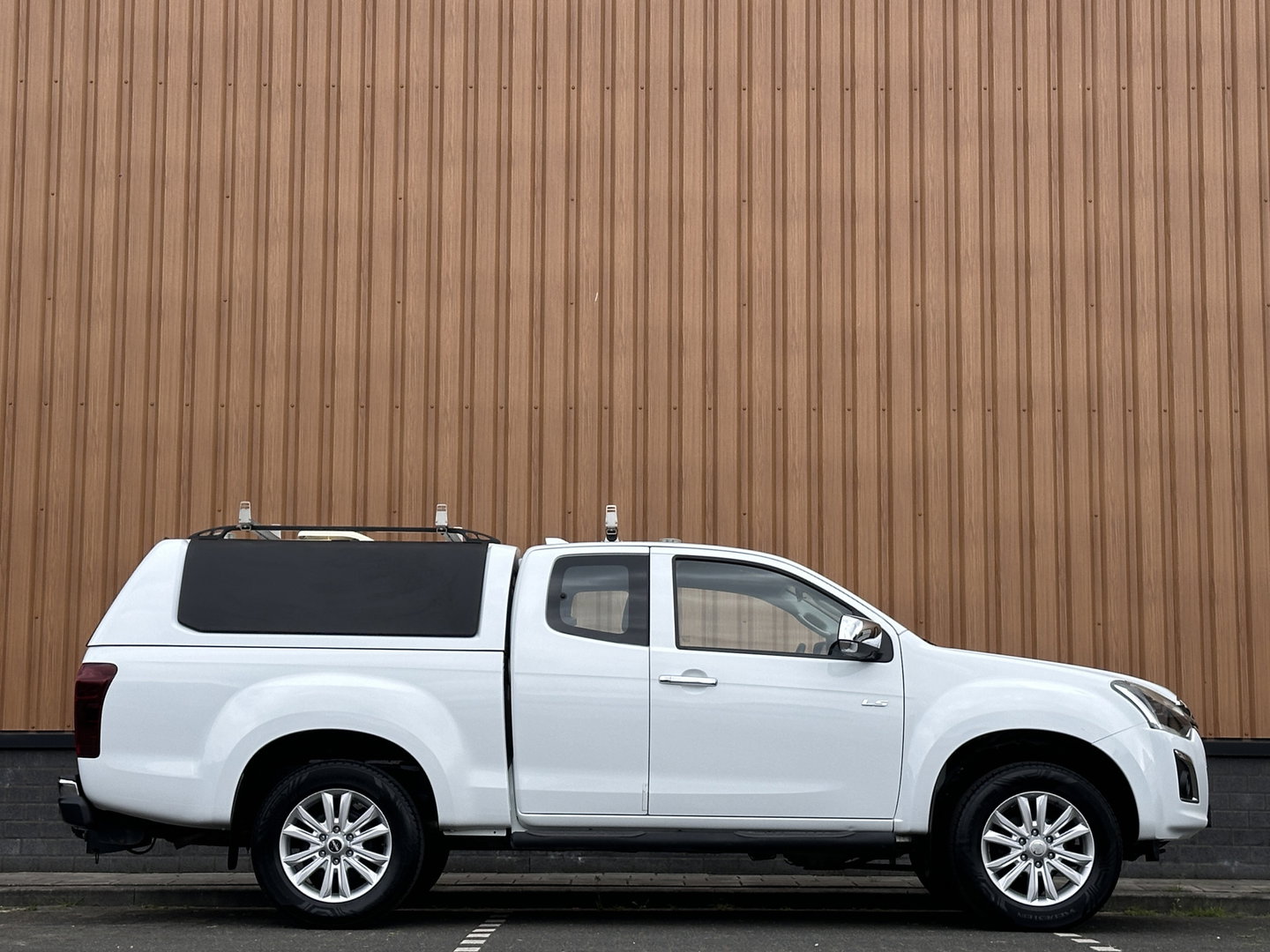 Isuzu D-max 1.9 Extended Cab LS | 4x4 | 3500 Kg trekken | Airconditioning | Cruise control | DAB+ | Trekhaak |