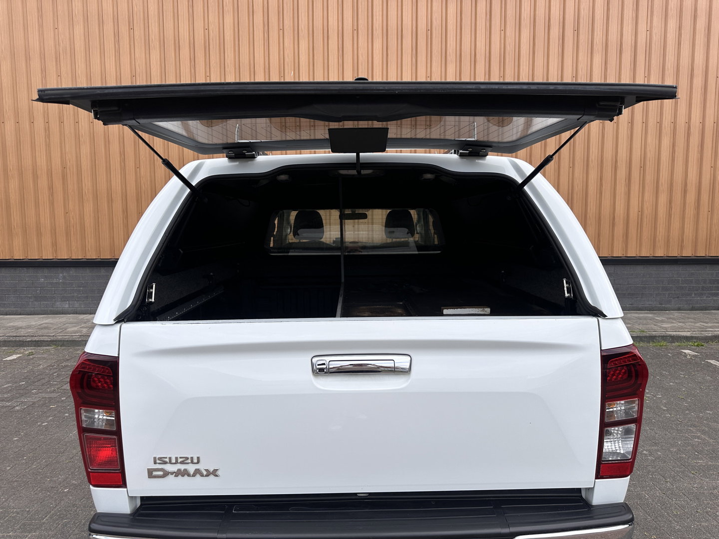 Isuzu D-max 1.9 Extended Cab LS | 4x4 | 3500 Kg trekken | Airconditioning | Cruise control | DAB+ | Trekhaak |