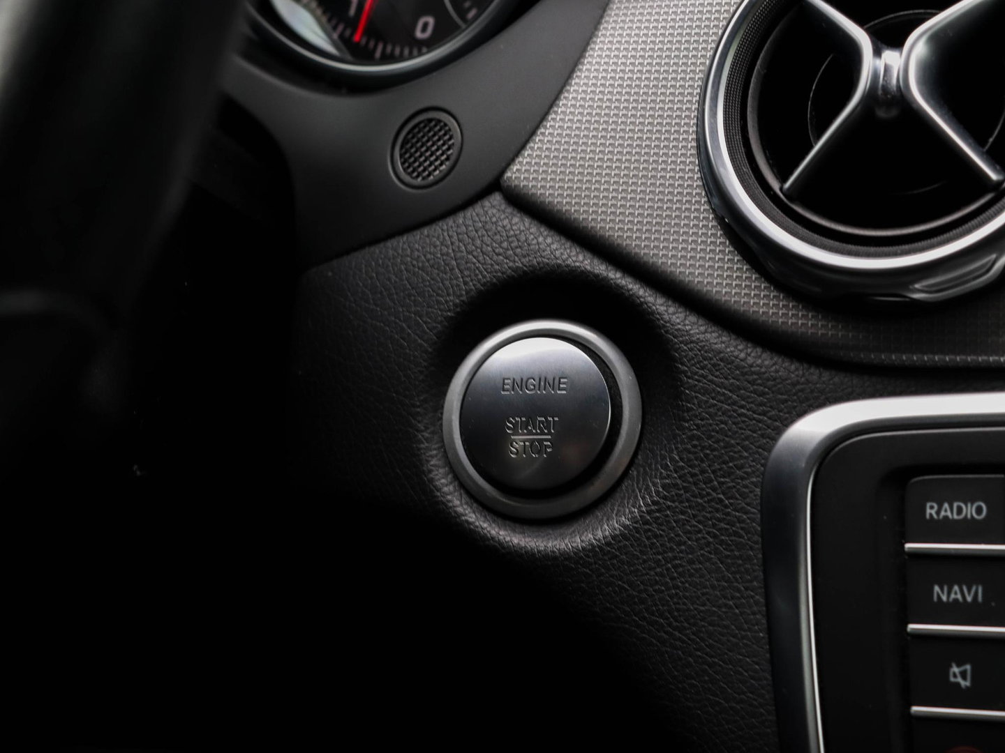 Mercedes-Benz GLA 180 Activity Edition Automaat Leder