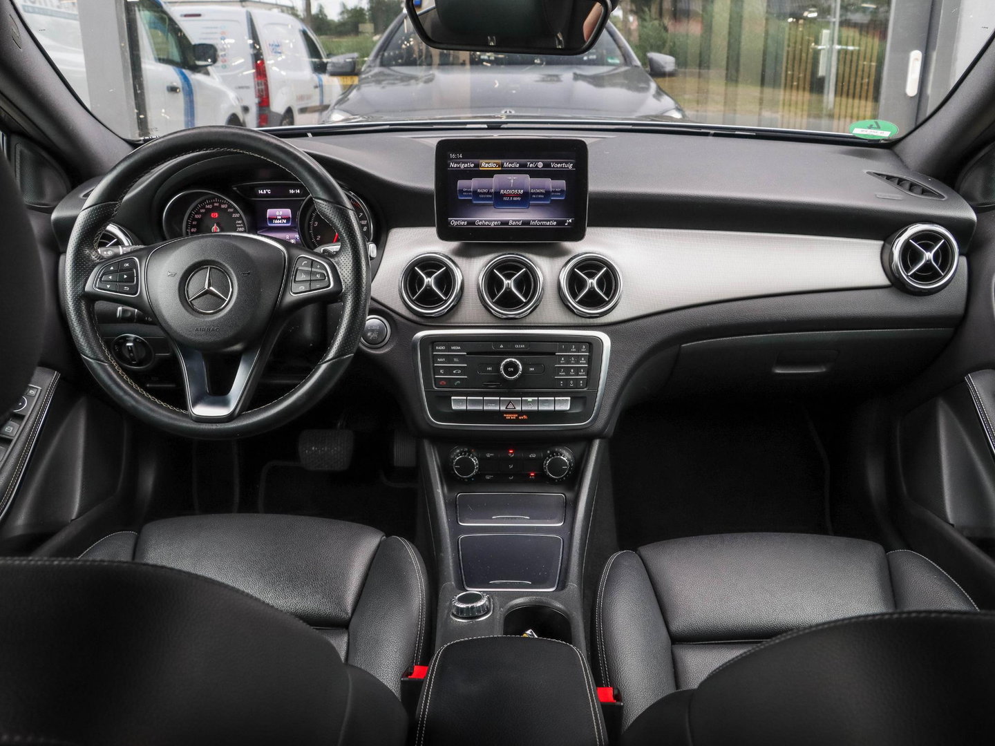 Mercedes-Benz GLA 180 Activity Edition Automaat Leder