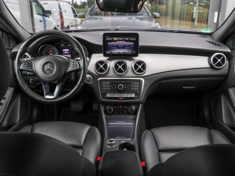 Mercedes-Benz GLA 180 Activity Edition Automaat Leder