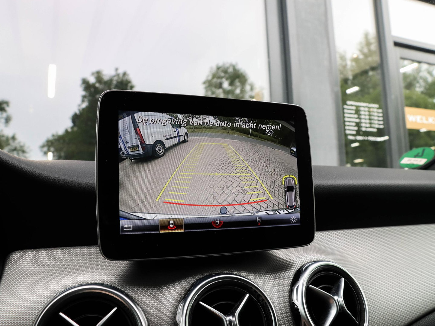 Mercedes-Benz GLA 180 Activity Edition Automaat Leder