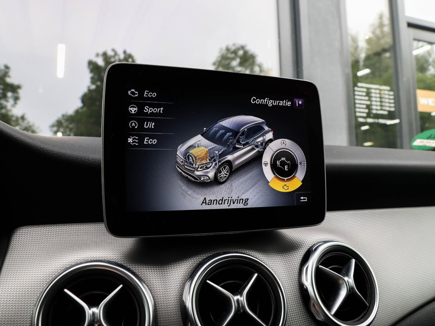 Mercedes-Benz GLA 180 Activity Edition Automaat Leder