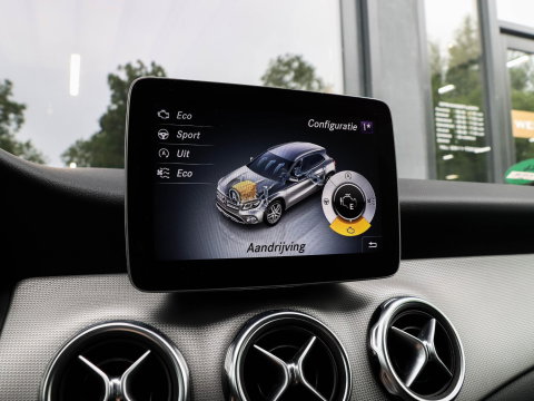 Mercedes-Benz GLA 180 Activity Edition Automaat Leder