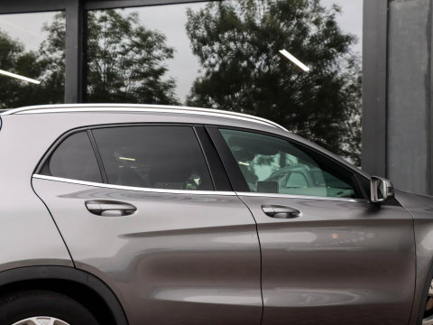 Mercedes-Benz GLA 180 Activity Edition Automaat Leder