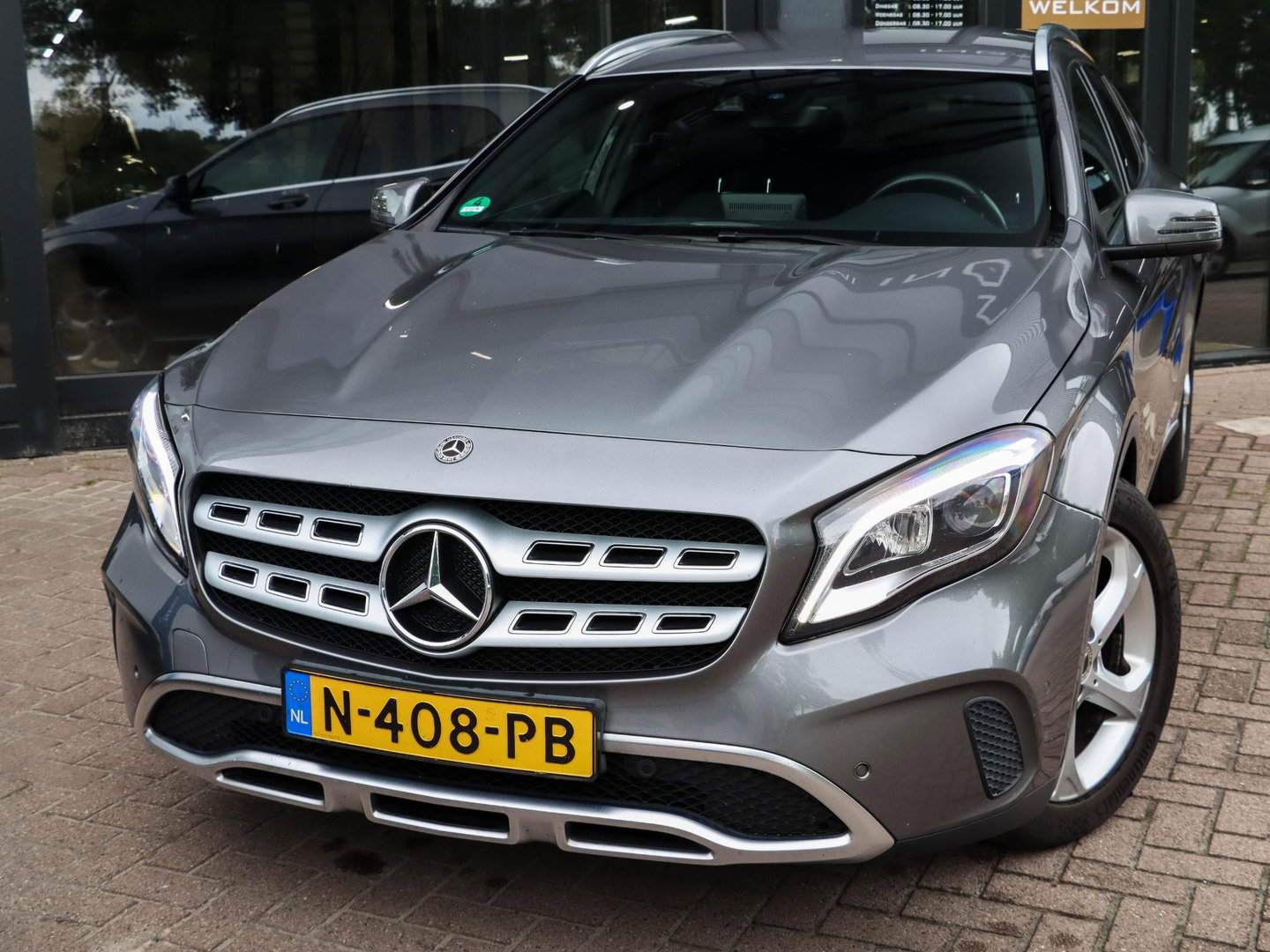 Mercedes-Benz GLA 180 Activity Edition Automaat Leder