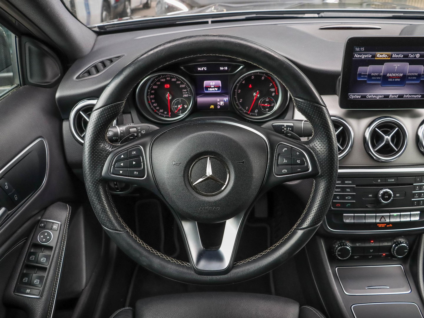 Mercedes-Benz GLA 180 Activity Edition Automaat Leder