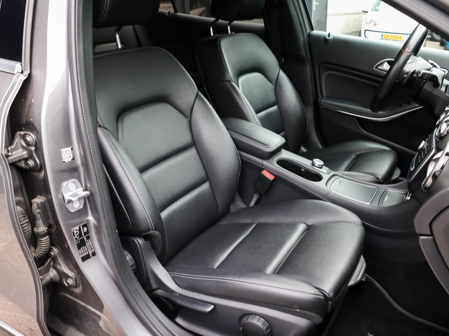Mercedes-Benz GLA 180 Activity Edition Automaat Leder