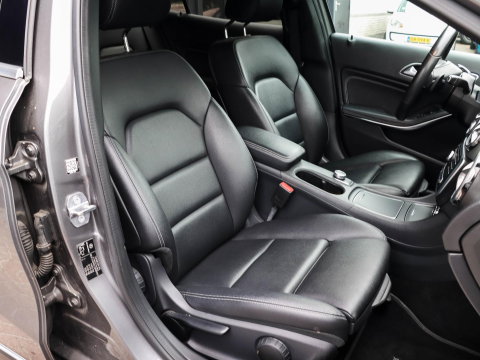 Mercedes-Benz GLA 180 Activity Edition Automaat Leder