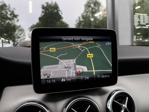 Mercedes-Benz GLA 180 Activity Edition Automaat Leder