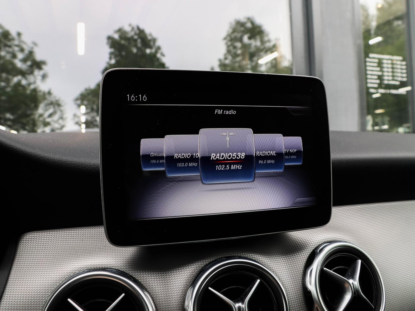 Mercedes-Benz GLA 180 Activity Edition Automaat Leder