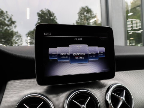 Mercedes-Benz GLA 180 Activity Edition Automaat Leder