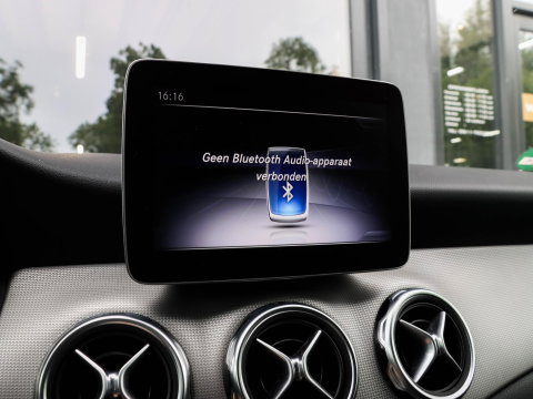 Mercedes-Benz GLA 180 Activity Edition Automaat Leder