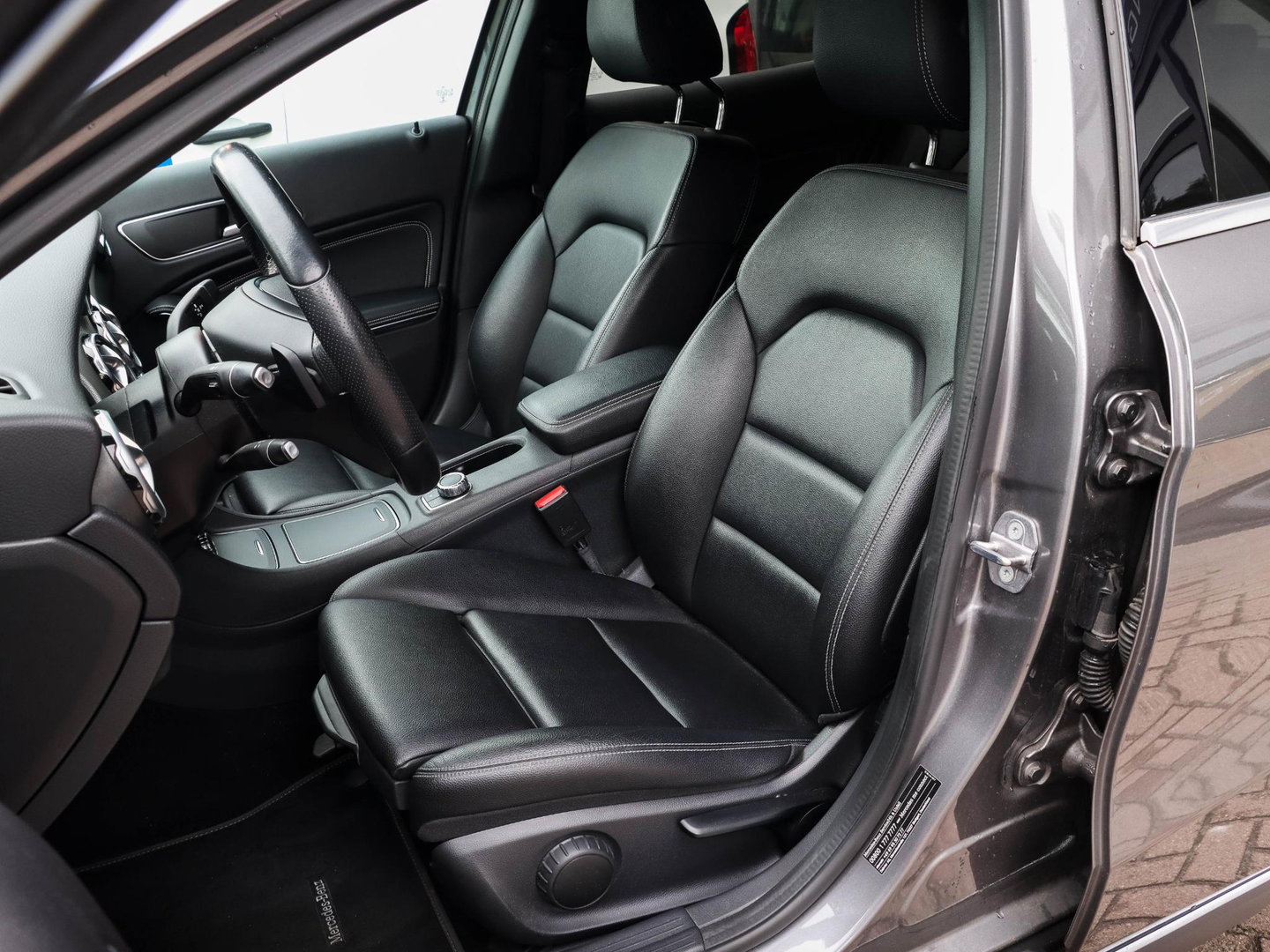 Mercedes-Benz GLA 180 Activity Edition Automaat Leder