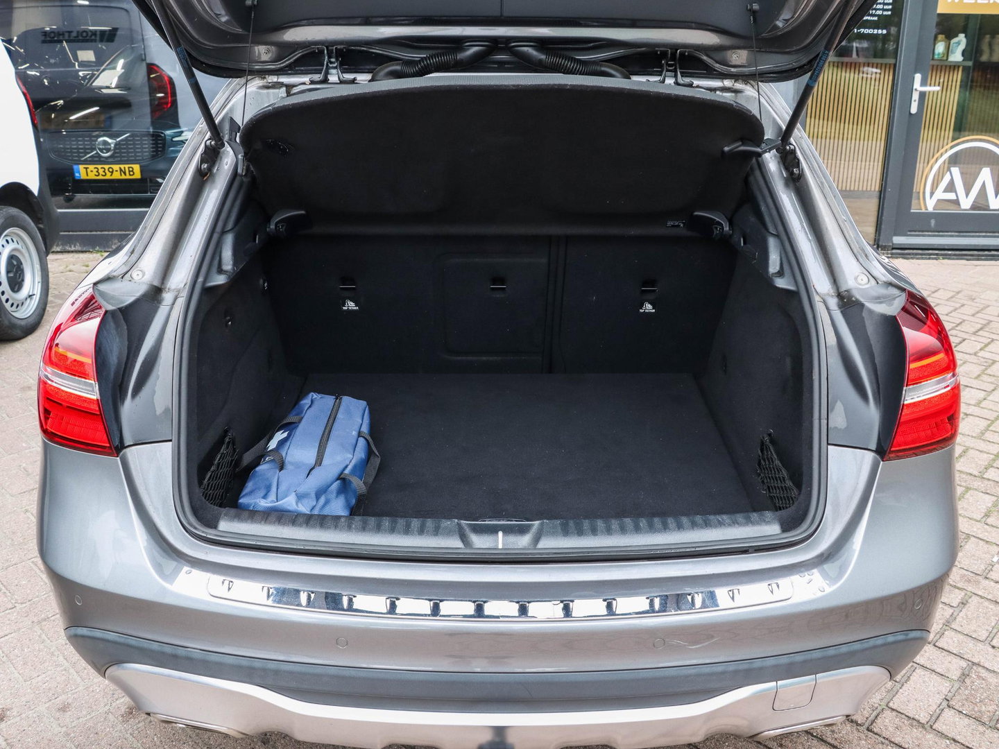 Mercedes-Benz GLA 180 Activity Edition Automaat Leder