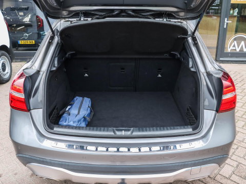 Mercedes-Benz GLA 180 Activity Edition Automaat Leder